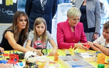 Pierwsza Dama USA "zagrała" na cebuli. Melania Trump i Agata Duda w "Koperniku"