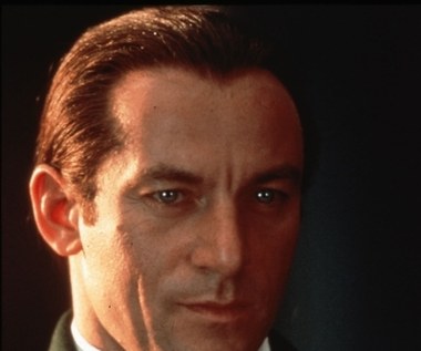 Pierwszą docenioną rolę kinową Isaacs zagrał w "Patriocie" Rolanda Emmericha. Wcielił się w postać pułkownika Tavingtona, uosobienie zła i zaciętego wroga granego przez Mela Gibsona Benjamina Martina. Filmowy Tavington popełnia czyny, które historia przypisuje Banastre'owi Tarletonowi.  

"Tarleton był najbardziej znienawidzonym Brytyjczykiem tamtych czasów. Współcześni nazywali go 'Rzeźnikiem' i 'Krwawym przekleństwem'. O zgrozo, odkryłem, że wiele nas łączy. Podobnie jak ja Tarleton był trzecim synem kupca z Liverpoolu, obaj też studiowaliśmy prawo. On wyleciał ze studiów, bo oddawał się rozpuście i pijaństwu, ja zrezygnowałem na rzecz szkoły aktorskiej. Co to jednak za różnica... Dowiedziałem się także, że ojciec Tarletona zmarł, zostawiając rodzinę w długach. Tarleton wstąpił do wojska i wyruszył na wojnę. Szybko zyskał sławę nieustraszonego i gotowego na wszystko. Nie miał pojęcia o strategii, brak mu było techniki, ale pierwszy rzucał się w bój. Myślę, że chciał umrzeć, bo na niczym mu nie zależało. Nie miał nic do stracenia" - opowiadał aktor.