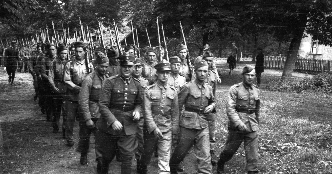 Pierwsza Dywizja Piechoty Legionów Józefa Pilsudskiego pod dowództwem gen. bryg. Wincentego Kowalskiego. Wizytuje inspektor Armii Wilno - gen. dywizji Stefan Dąb - Biernacki, zdjęcie wykonano w latach 1937-1939 /Zbyszko Siemaszko/RSW /Agencja FORUM