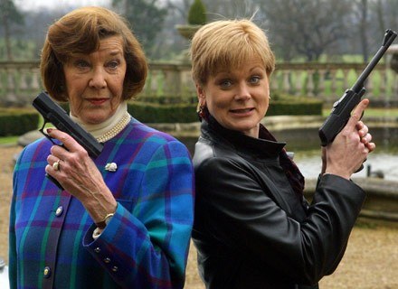 Pierwsza ekranowa Moneypenny, Lois Maxwell (z lewej) z aktualną - Samanthą Bond, luty 2000 /AFP