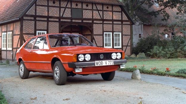 Pierwsza generacja Scirocco trafiła do sprzedaży w 1974 roku (na zdj.). Model zniknął z oferty w roku 1992, by znów powrócić na rynek 16 lat później. /Volkswagen