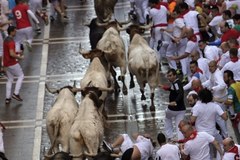 Pierwsza gonitwa z bykami w hiszpańskiej Pampelunie