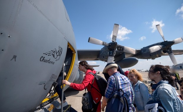 Pierwsza grupa ewakuowanych Polaków już w Warszawie