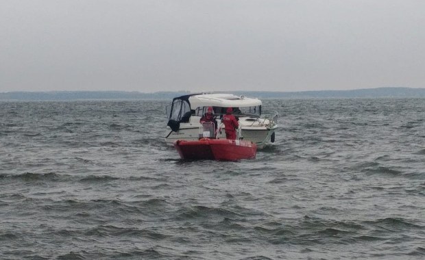 Pierwsza interwencja ratowników MOPR. Pomogli załodze houseboata