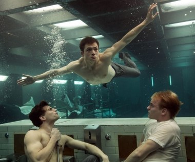 Pierwszą kinową rolą Egertona był występ w szpiegowskim obrazie "Kingsman: Tajne służby" (2014), będącego pastiszem filmów o Jamesie Bondzie. Aktor wcielił się w postać Gary'ego „Eggsy'ego” Price'a  - zbuntowanego 22-latka, który przystępuje do do organizacji Kimgsman, skupiającej tajnych agentów. Stanie się nie tylko szpiegiem, lecz również dżentelmenem.

O castingu Egerton dowiedział się dzień wcześniej. „Chyba nawet nie wiedziałem, jaki jest tytuł filmu" - śmieje się dzisiaj aktor.

"Niełatwo znaleźć młodego, dobrego aktora. Taron nigdy wcześniej nie grał w filmie, ale miałem co do niego dobre przeczucie – podobnie jak do Jennifer Lawrence, która przyszła na casting do roli Mystique jako 19-latka" - mówił reżyser filmu Matthew Vaughna, który na realizatorskim koncie ma także m.in. „X-Men: Pierwsza klasa".