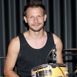 "Pierwsza miłość": Mateusz Banasiuk gra na perkusji w rockowym bandzie!