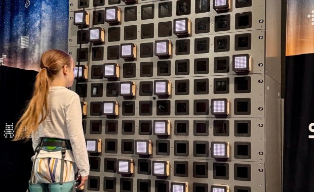 Pierwsza na świecie interaktywna ścianka wspinaczkowa stanęła w Warszawie