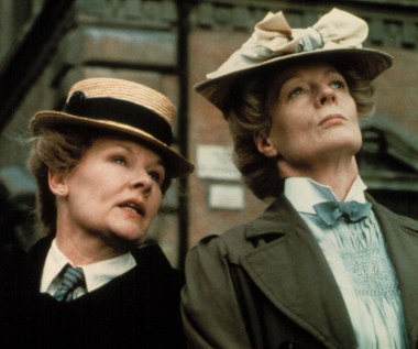 Pierwszą naprawdę ważną filmową rolę Dench zagrała dopiero w wieku 51 lat. Aktorkę oglądaliśmy w wyróżnionym trzema Oscarami "Pokoju z widokiem" (1985) Jamesa Ivory'ego, u boku m.in. innej wybitnej brytyjskiej artystki, Maggie Smith.