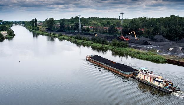 Pierwsza od pięciu lat załadowana węglem barka wypłynęła z Portu Gliwice na Kanał Gliwicki /PAP