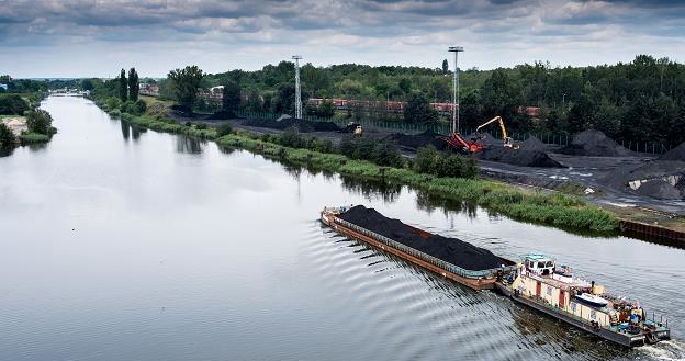 Pierwsza od pięciu lat załadowana węglem barka wypłynęła z Portu Gliwice na Kanał Gliwicki /PAP