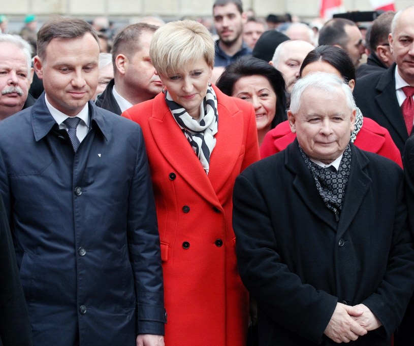 Pierwsza prezydencka decyzja: pomnik ofiar smoleńskich przed Pałacem Prezydenckim /Piotr Guzik /Agencja FORUM