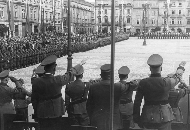 Pierwsza rocznica wybuchu wojny. 1940, Rynek Główny w Krakowie. Widoczni oficerowie niemieccy, kompanie honorowe i ludność cywila. /Narodowe Archiwum Cyfrowe /Ze zbiorów Narodowego Archiwum Cyfrowego