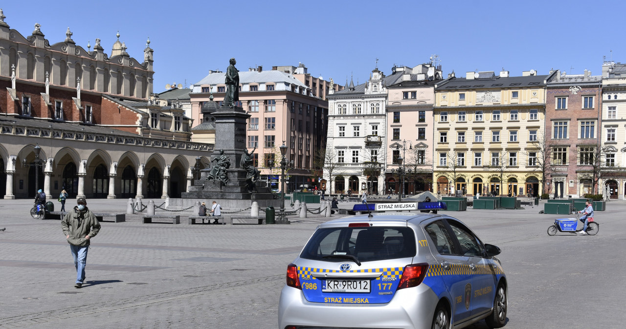 Pierwsza strefa czystego transportu powstała w Krakowie. Po protestach mieszkańców i przedsiębiorców miasto ją szybciutko zlikwidowało /Albin Marciniak /East News