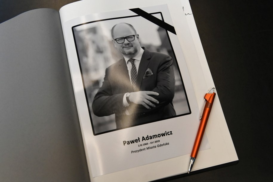 Pierwsza strona księgi kondolencyjnej, wyłożonej w Europejskiego Centrum Solidarności w Gdańsku, po śmierci prezydenta miasta Pawła Adamowicza. Prezydent Adamowicz zmarł w szpitalu 14 stycznia po południu. Trafił tam dzień wcześniej wieczorem, po ataku nożownika podczas finału Wielkiej Orkiestry Świątecznej Pomocy