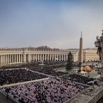 Pierwsza taka msza w historii Kościoła: Papież pochował papieża [ZAPIS RELACJI]