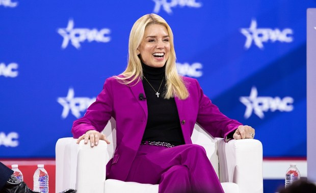 Pierwsza taka nagroda w historii. Pam Bondi przekazała milion dolarów