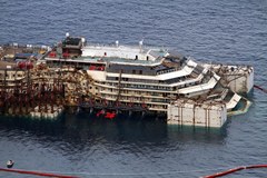 Pierwsza taka operacja w historii: Costa Concordia oderwana od dna