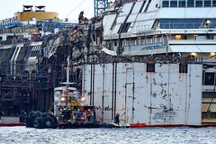 Pierwsza taka operacja w historii: Costa Concordia oderwana od dna