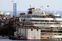 Pierwsza taka operacja w historii: Costa Concordia oderwana od dna