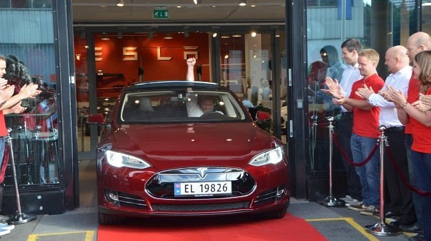Pierwsza Tesla S sprzedana w Europie trafiła do nabywcy w Norwegii. /Tesla