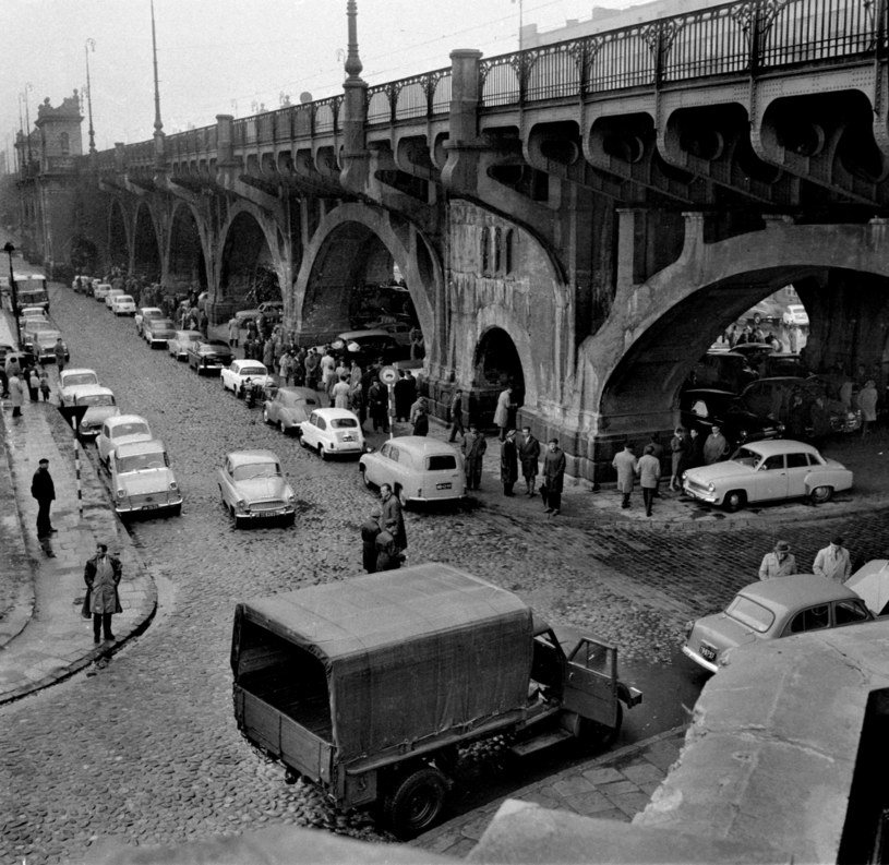 Pierwsza warszawska giełda samochodowa pod mostem Poniatowskiego - zdjęcie z roku 1964 /Romuald Broniarek /Agencja FORUM