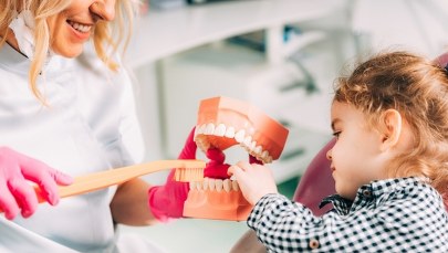 Pierwsza wizyta u stomatologa. Przeczytaj poradnik naszej ekspertki