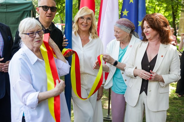 Pierwsza żona Wojciecha Młynarskiego Adrianna Godlewska (L), syn Wojciecha Młynarskiego, muzyk Jan Młynarski (2L), radna m.st. Warszawy Anna Nehrebecka (2P), wiceprezydentka m.st. Warszawy Aldona Machnowska-Góra (P) i córka Wojciecha Młynarskiego, dziennikarka Agata Młynarska (C)