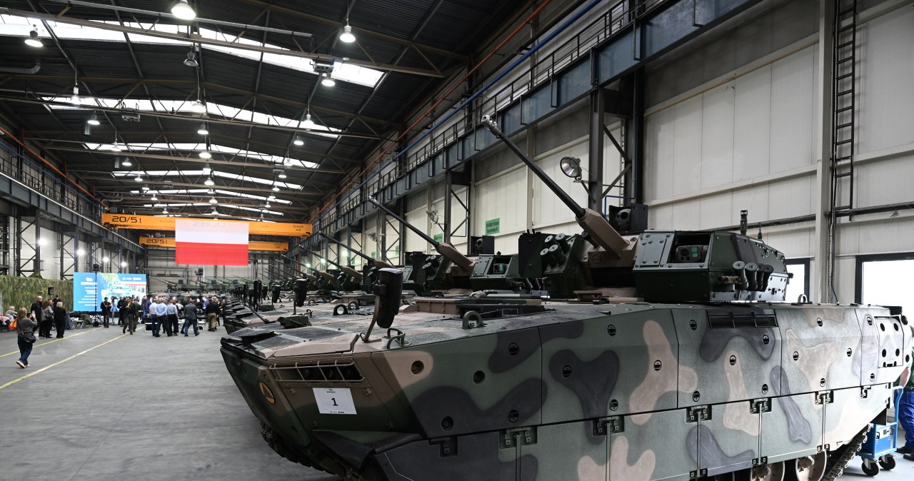 PIERWSZE 15 WOZÓW BOJOWYCH BORSUK TRAFIŁO DO POLSKIEJ ARMII