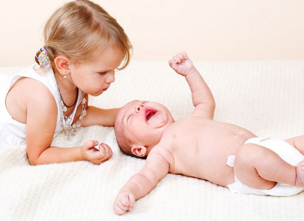 Pierwsze 6-8 tygodni życia dziecka to czas tzw. asymetrii fizjologicznej, kiedy maluch zwraca całe ciało i głowę w jedną stronę /123RF/PICSEL