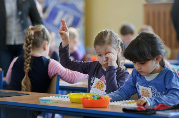 Pierwsze chwile sześciolatków w szkolnej ławce, SP nr 10 w Lublinie (kwiecień 2012) /Wojciech Pacewicz /PAP