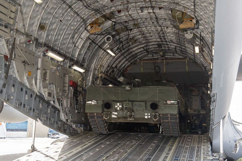 Pierwsze czołgi zza oceanu już lecą do Ukrainy - będą miały przystanek w Polsce /Twitter