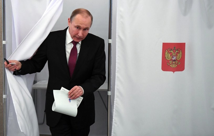 Pierwsze informacje o wynikach wyborów zostaną ogłoszone po godz. 21 czasu moskiewskiego. Na zdjęciu Władimir Putin /Yuri Kadobnov /AFP