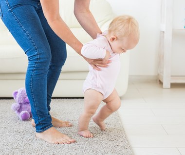 Pierwsze kroki dziecka: kiedy maluszek zaczyna chodzić?