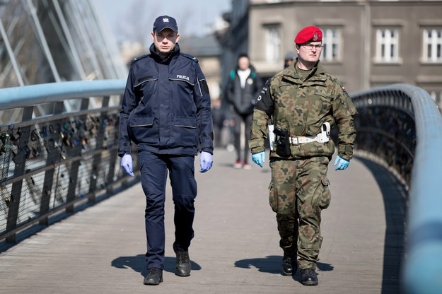 Pierwsze mandaty dla osób, które nie zachowały odległości dwóch metrów //Łukasz Gągulski /PAP