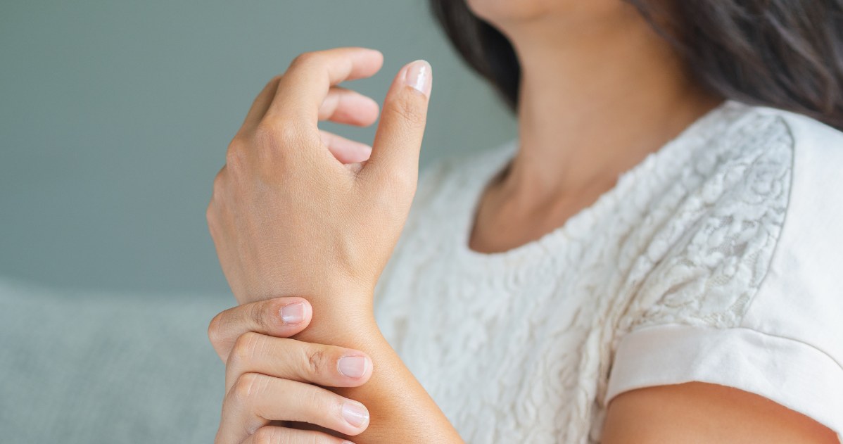 Pierwsze objawy reumatoidalnego zapalenia stawów pojawiają się w małych stawach np. rąk czy stóp /123RF/PICSEL