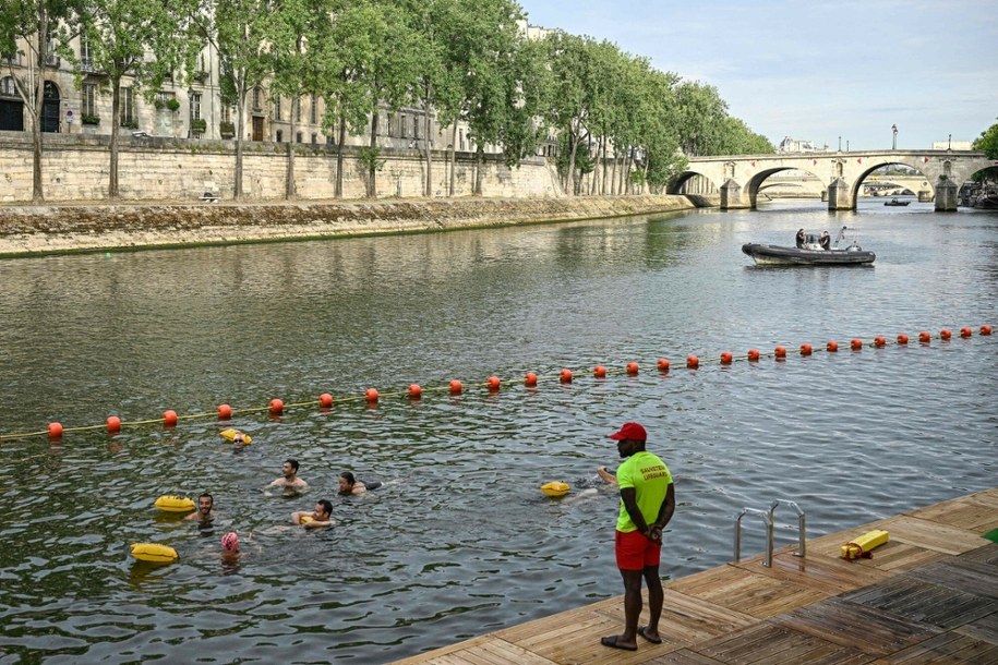 Pierwsze od stu lat kąpielisko na Sekwanie w Paryżu /JULIEN DE ROSA/AFP/East News /East News