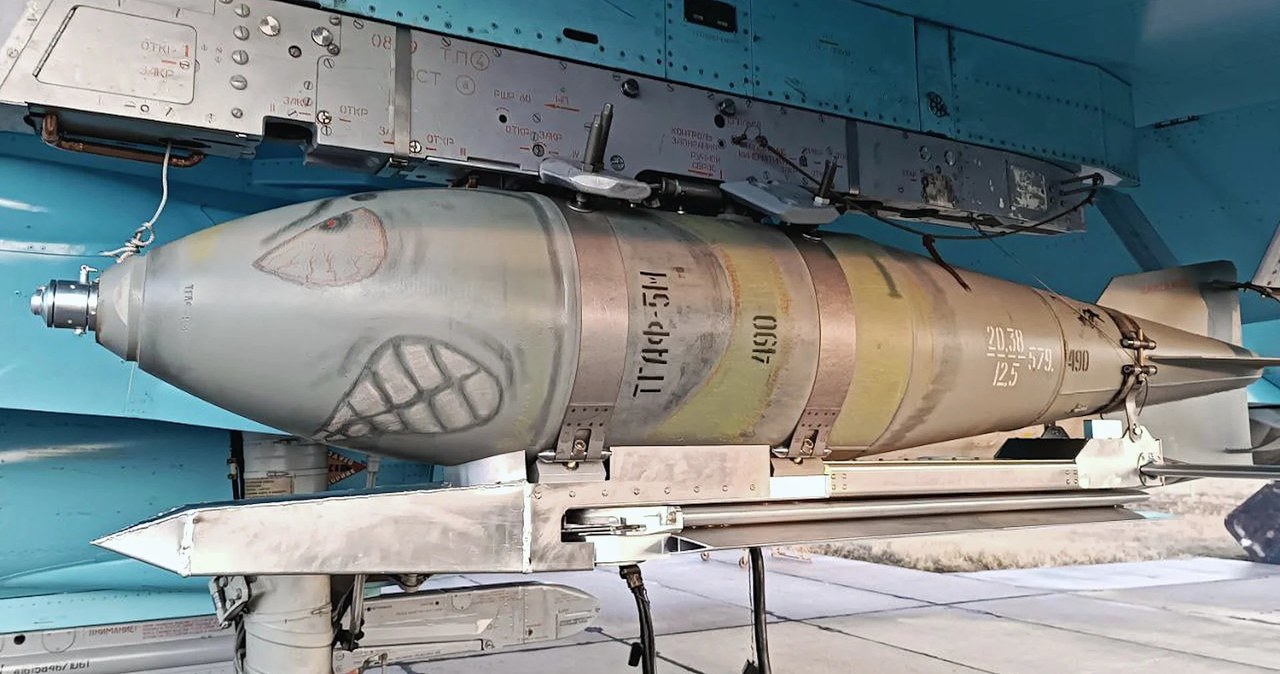 Pierwsze opublikowane zdjęcie bomby FAB-500 M62 z podczepionym modułem UMPK pod spodem. Widoczna część modułu zawiera rozkładaną parę skrzydeł. Sama konstrukcja prezentuje się bardzo prowizorycznie, choć w ciągu miesięcy Rosjanie wprowadzili faktyczne poprawki, mające przystosować bombę do działania na froncie