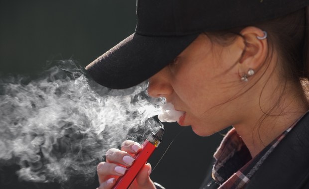 Pierwsze państwo UE z zakazem sprzedaży jednorazowych e-papierosów