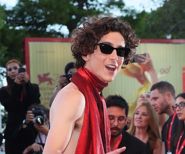 Pierwsze recenzje wskazują, że "Bones and All" spotkał się z uznaniem recenzentów. Brytyjski krytyk filmowy Peter Bradshaw (The Guardian) przyznał mu pięć gwiazdek. "To film ekstrawagancki i skandaliczny, straszny, paskudny i zaskakujący w swoim wypaczonym romantycznym idealizmie" - ocenił. Leila Latif (IndieWire) dodała, że "chemia między głównymi bohaterami jest urocza". "Nie ma nic niekonwencjonalnego w pokazaniu dwóch samotnych dusz zakochujących się w sobie i patrzących sobie w oczy (prawdopodobnie Jane Campion zrobiła to lepiej w zeszłorocznych 'Psich pazurach'), ale Guadagnino obdarował nas oszałamiającym romansem, któremu nie sposób się oprzeć" - podsumowała. 