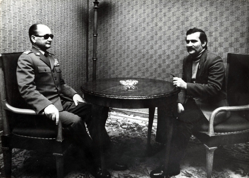 Pierwsze spotkanie Lecha Wałęsy z generałem Wojciechem Jaruzelskim - 10 marca 1981 r. w Urzędzie Rady Ministrów /FoKa /Agencja FORUM