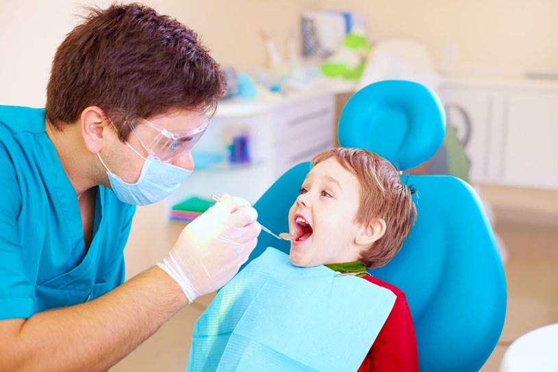 Pierwsze spotkanie z dentystą dopiero kiedy "coś się dzieje" to błąd /123RF/PICSEL