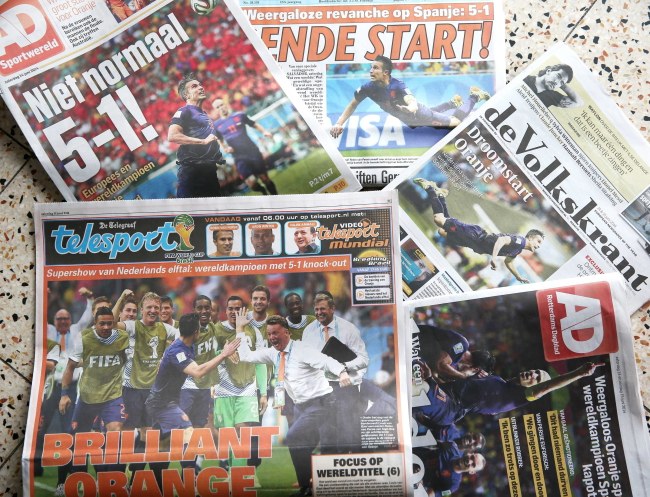 Pierwsze strony holenderskich gazet /PAP/EPA/JERRY LAMPEN /PAP/EPA