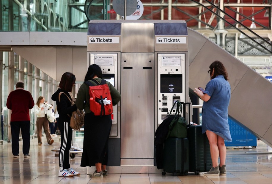 Pierwsze testy biletów kolejowych pay-as-you-go z GPS w Anglii /ANDY RAIN /PAP/EPA