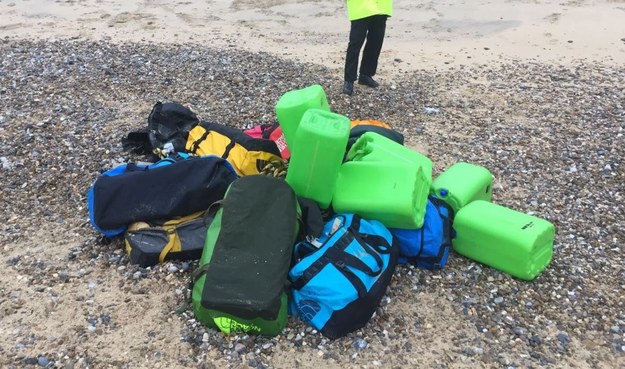 Pierwsze torby zawierające paczki narkotyku znalazły osoby spacerujące po plaży /Handout /PAP/EPA