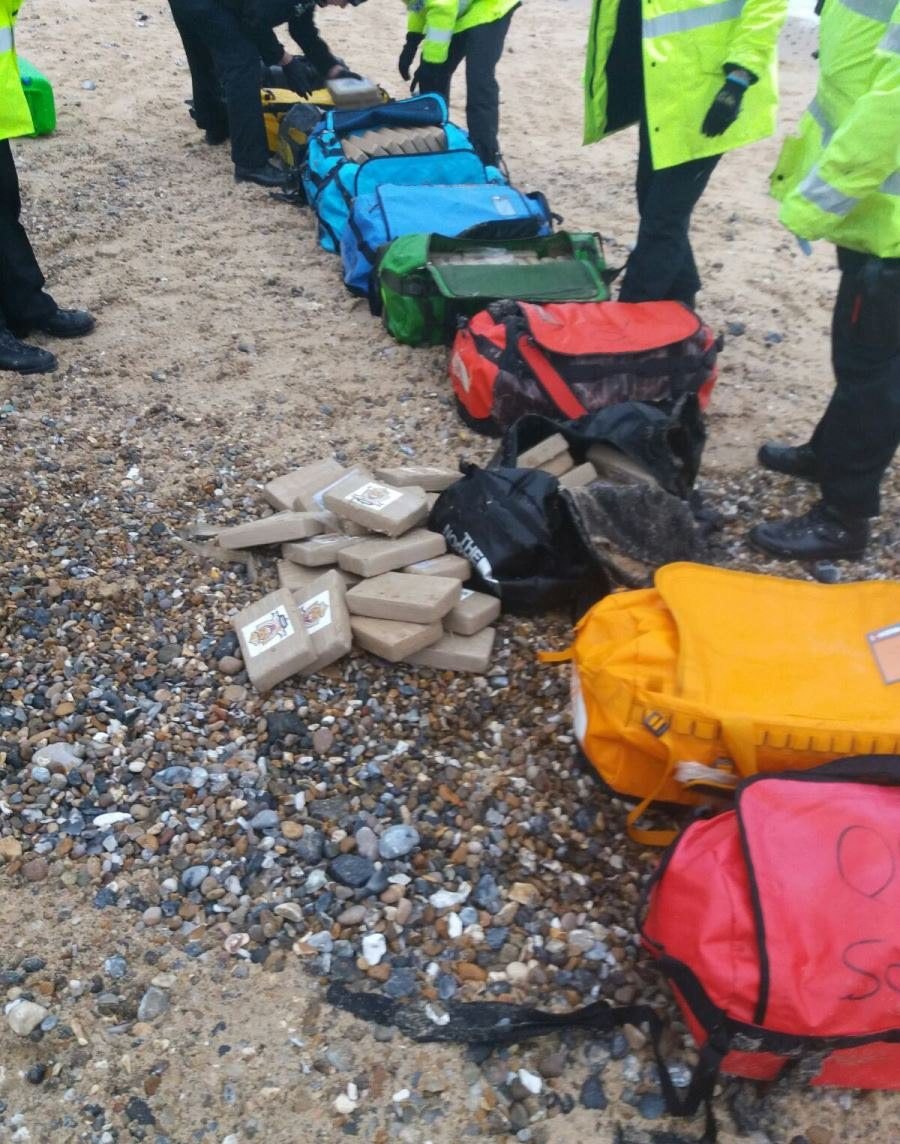 Pierwsze torby zawierające paczki narkotyku znalazły osoby spacerujące po plaży / HANDOUT   /PAP/EPA