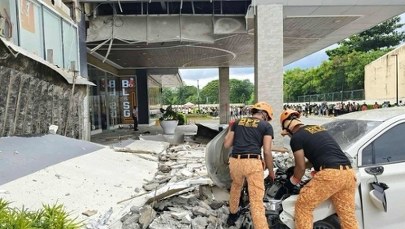 Pierwsze trzęsienie ziemi wywołało panikę, potem przyszło drugie. Siedem ofiar, zniszczenia na lotnisku