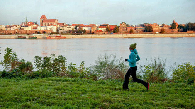 Pierwsze ujęcia serialu „Lekarze” powstały nad brzegiem Wisły, gdzie Alicja uprawiała jogging. Ekipa wstała bladym świtem, by nakręcić piękne zdjęcia z panoramą Torunia. /TVN