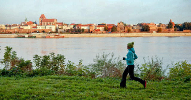 Pierwsze ujęcia serialu „Lekarze” powstały nad brzegiem Wisły, gdzie Alicja uprawiała jogging. Ekipa wstała bladym świtem, by nakręcić piękne zdjęcia z panoramą Torunia. /TVN