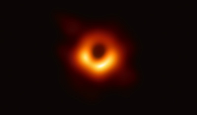 Pierwsze w historii zdjęcie czarnej dziury. Nad powstaniem tej fotografii pracowało ponad 200 naukowców z całego świata /Event Horizon Telescope /materiały prasowe