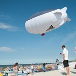 Pierwsze w Polsce drony sterowce z darmowym internetem latają nad plażami